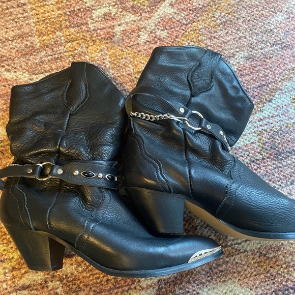 Black Leather Chain Detail Heeled Cowgirl Cowboy Boot - Picture 4 of 7